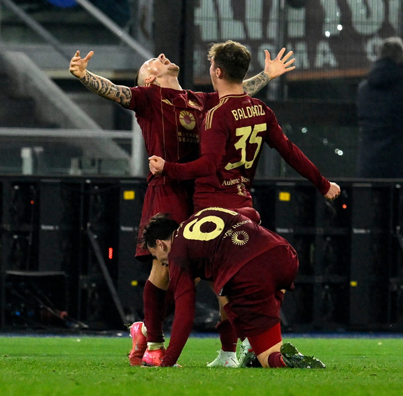 包含那不勒斯主场击败巴勒莫，稳居前四的词条