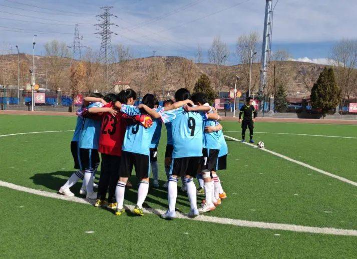 中小球队奋力拼搏，向强队发起挑战